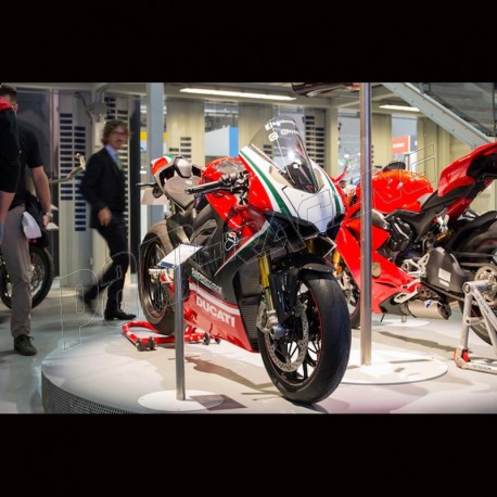 Carénage complet carbone version route tricolore CARBONVANI Panigale V4R 2019-2021, Panigale V4/V4S 2020-2021